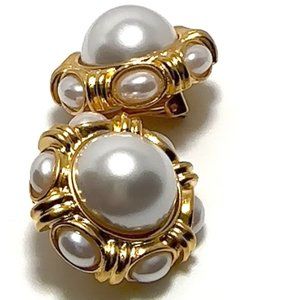 KENNETH JAY LANE, PEARL CABOCHON ROUND BUTTON GOLD CLIP EARRING WITH PEARLS ALL